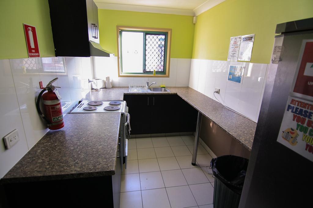 Sleeping Inn Backpackers Resort Gold Coast Bagian luar foto