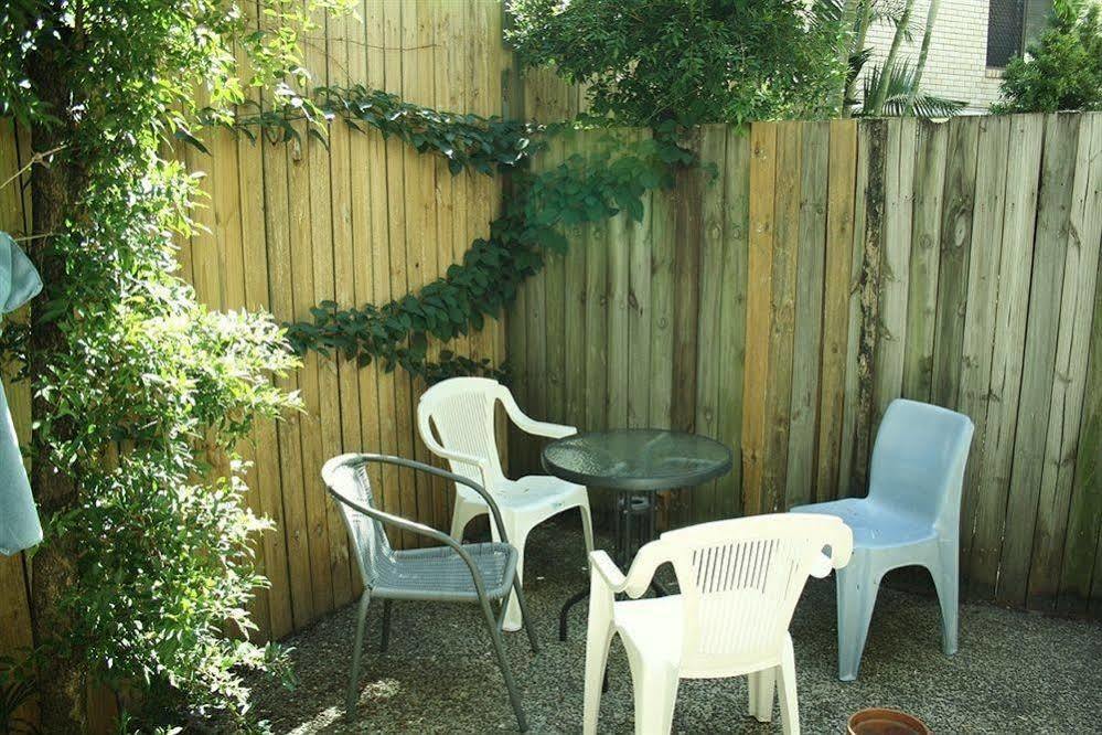 Sleeping Inn Backpackers Resort Gold Coast Bagian luar foto