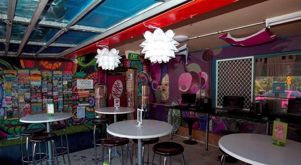Sleeping Inn Backpackers Resort Gold Coast Bagian luar foto