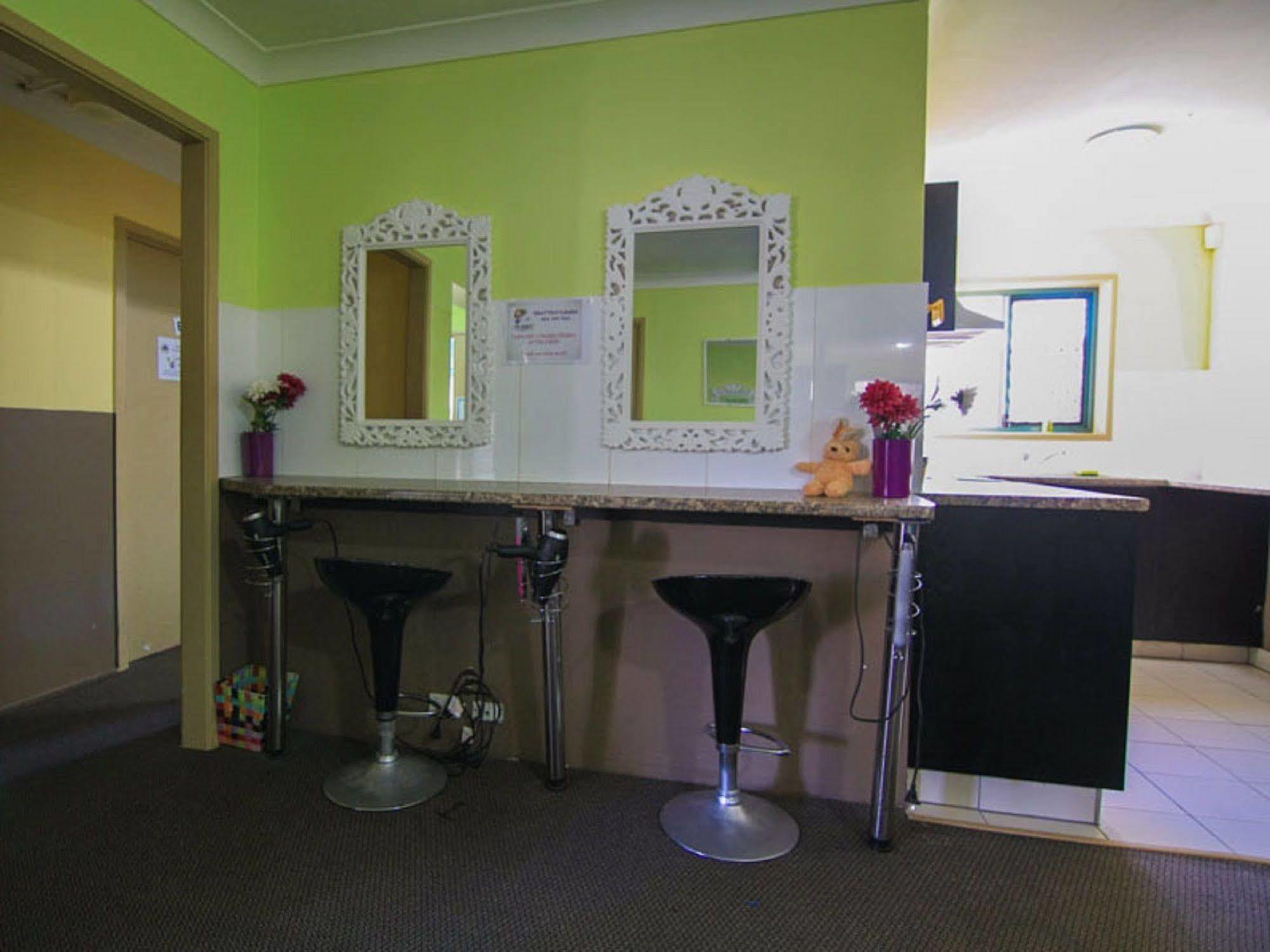 Sleeping Inn Backpackers Resort Gold Coast Bagian luar foto