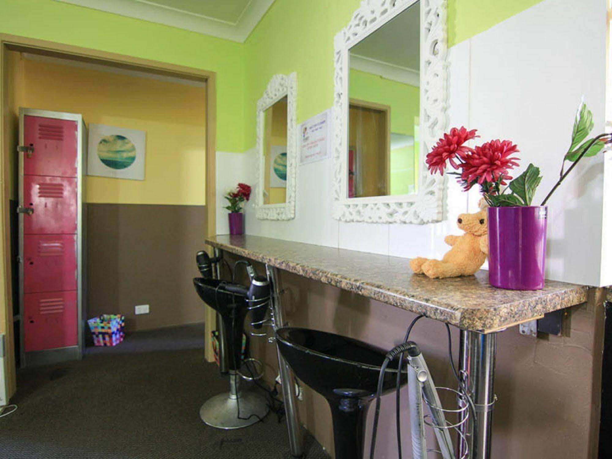 Sleeping Inn Backpackers Resort Gold Coast Bagian luar foto