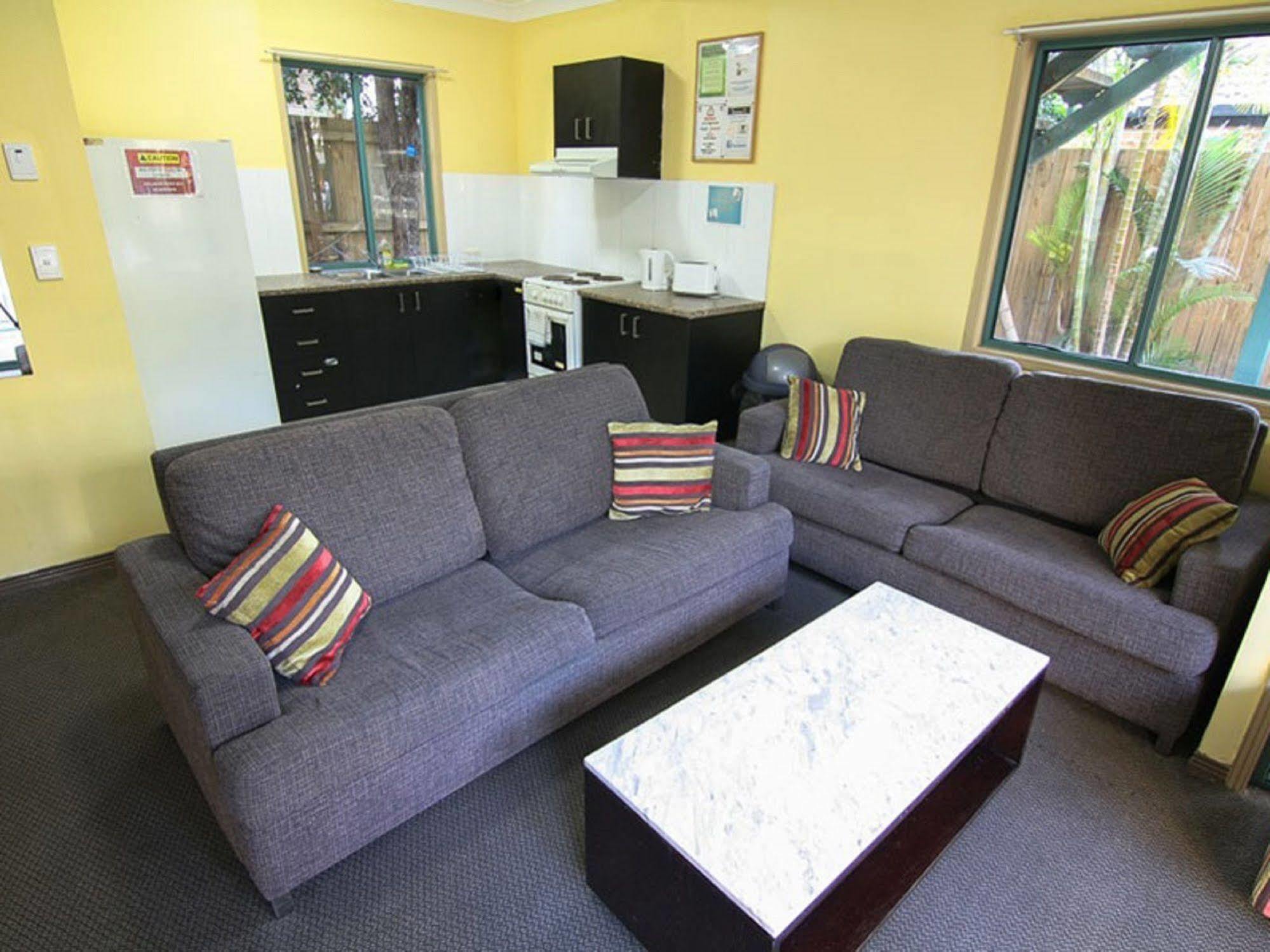 Sleeping Inn Backpackers Resort Gold Coast Bagian luar foto