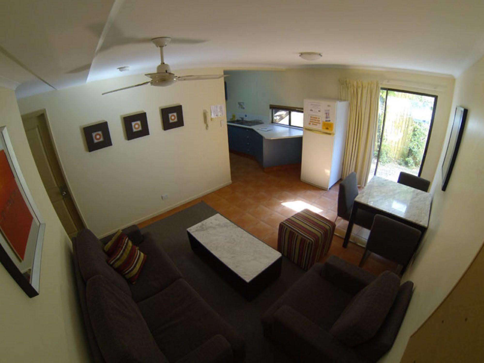 Sleeping Inn Backpackers Resort Gold Coast Bagian luar foto