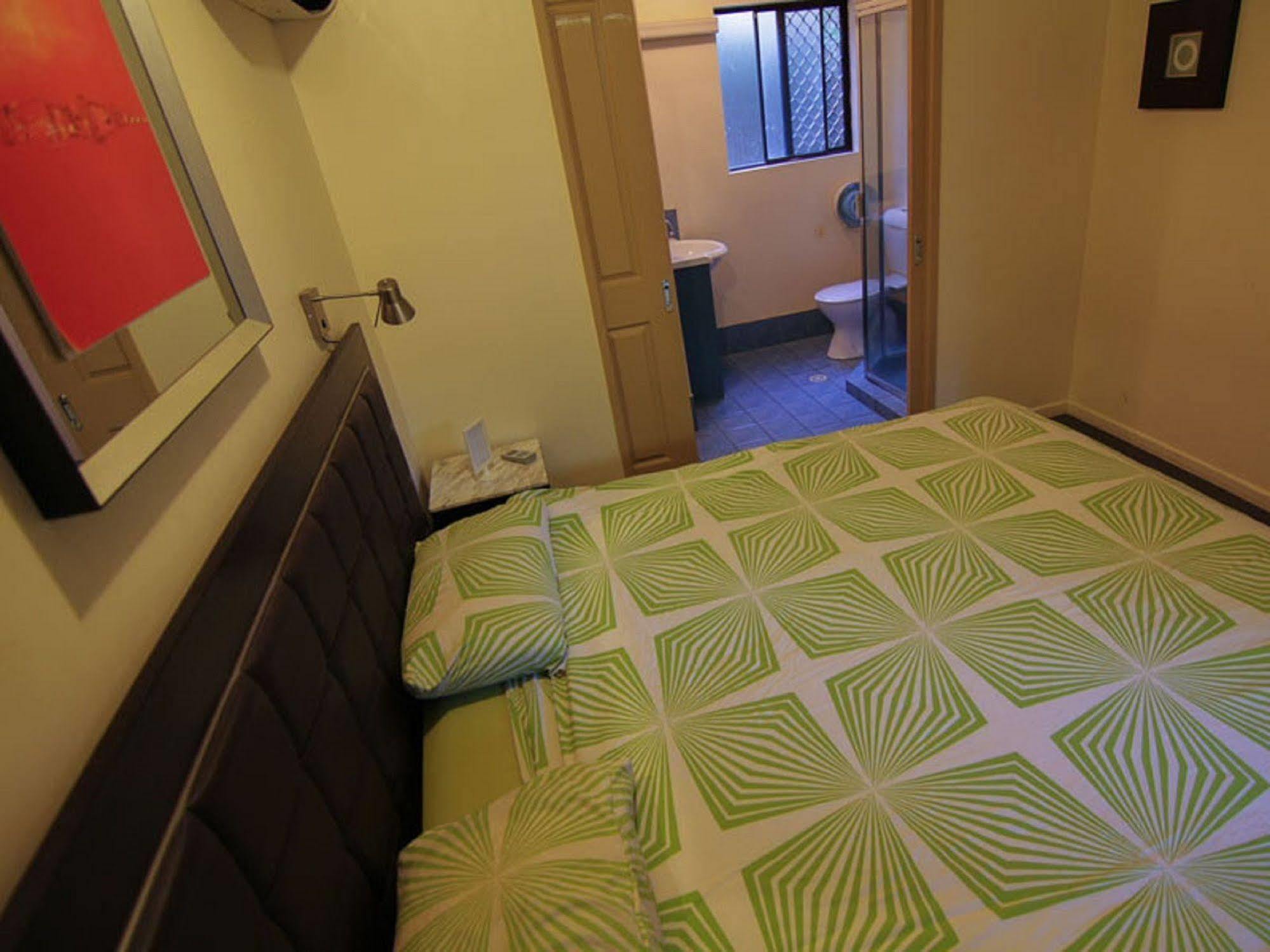 Sleeping Inn Backpackers Resort Gold Coast Bagian luar foto