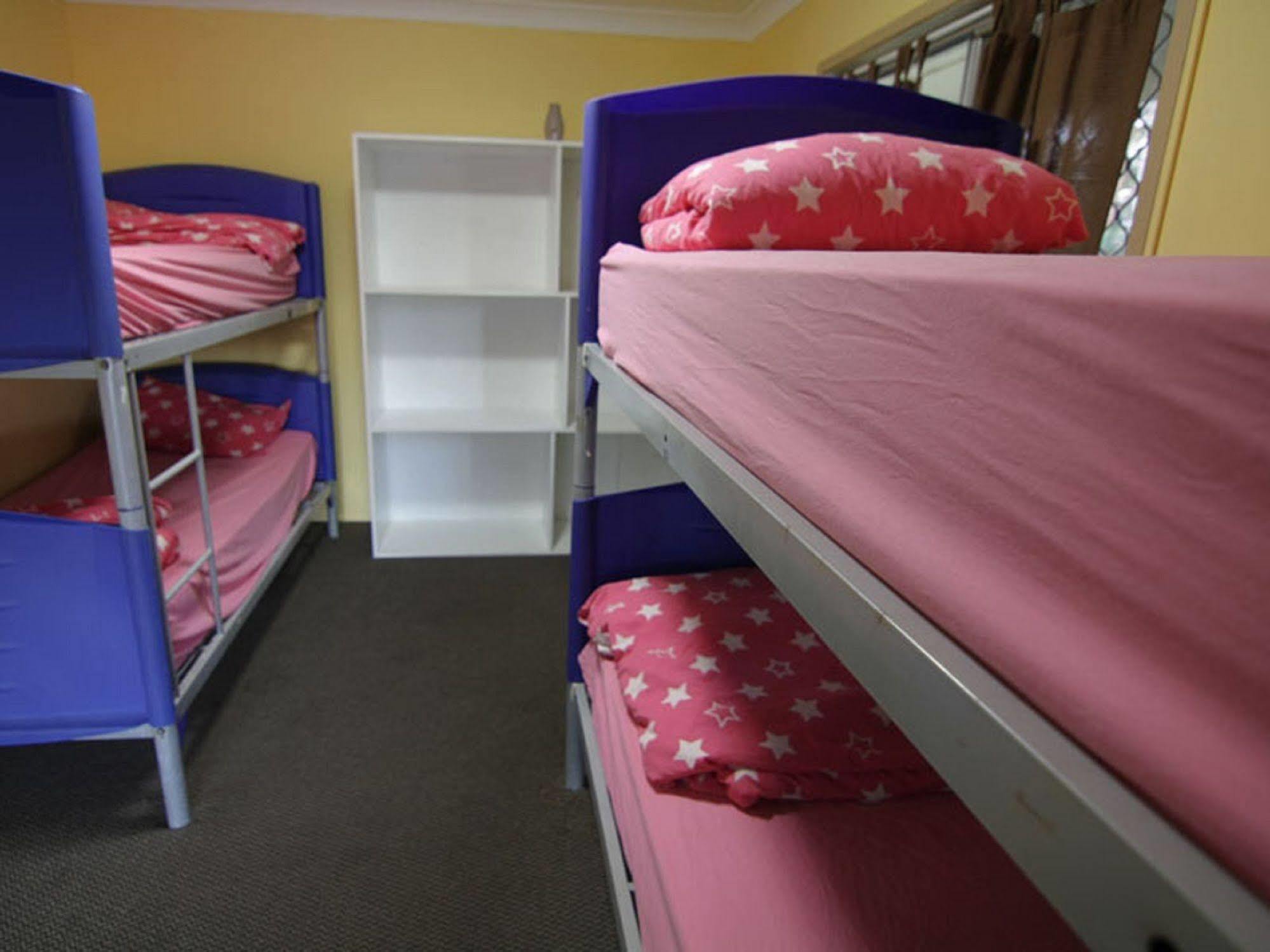 Sleeping Inn Backpackers Resort Gold Coast Bagian luar foto