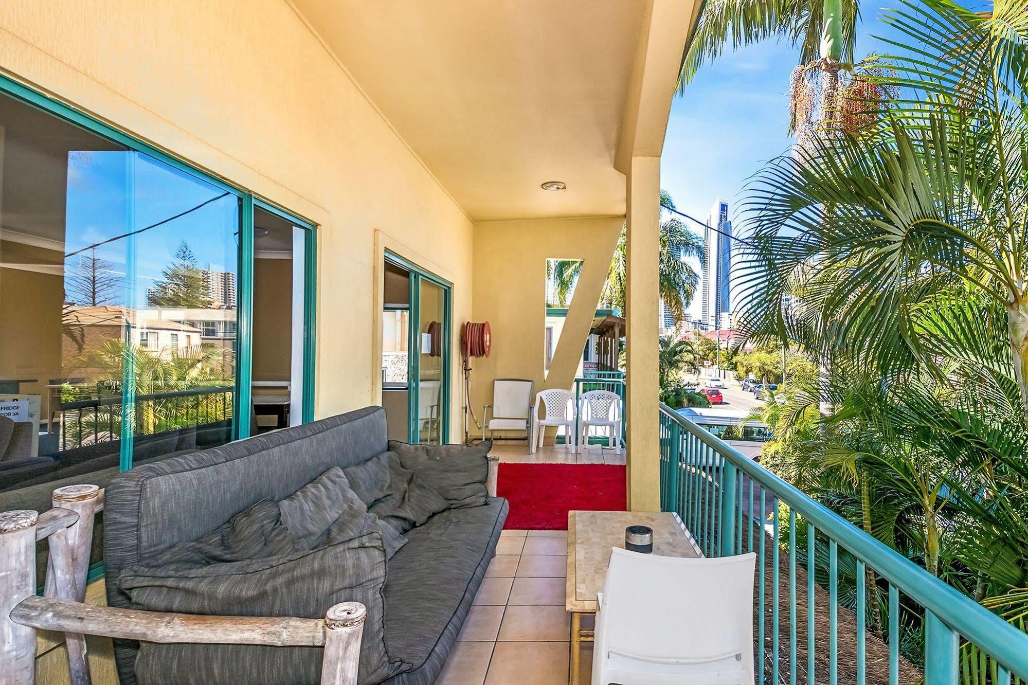 Sleeping Inn Backpackers Resort Gold Coast Bagian luar foto