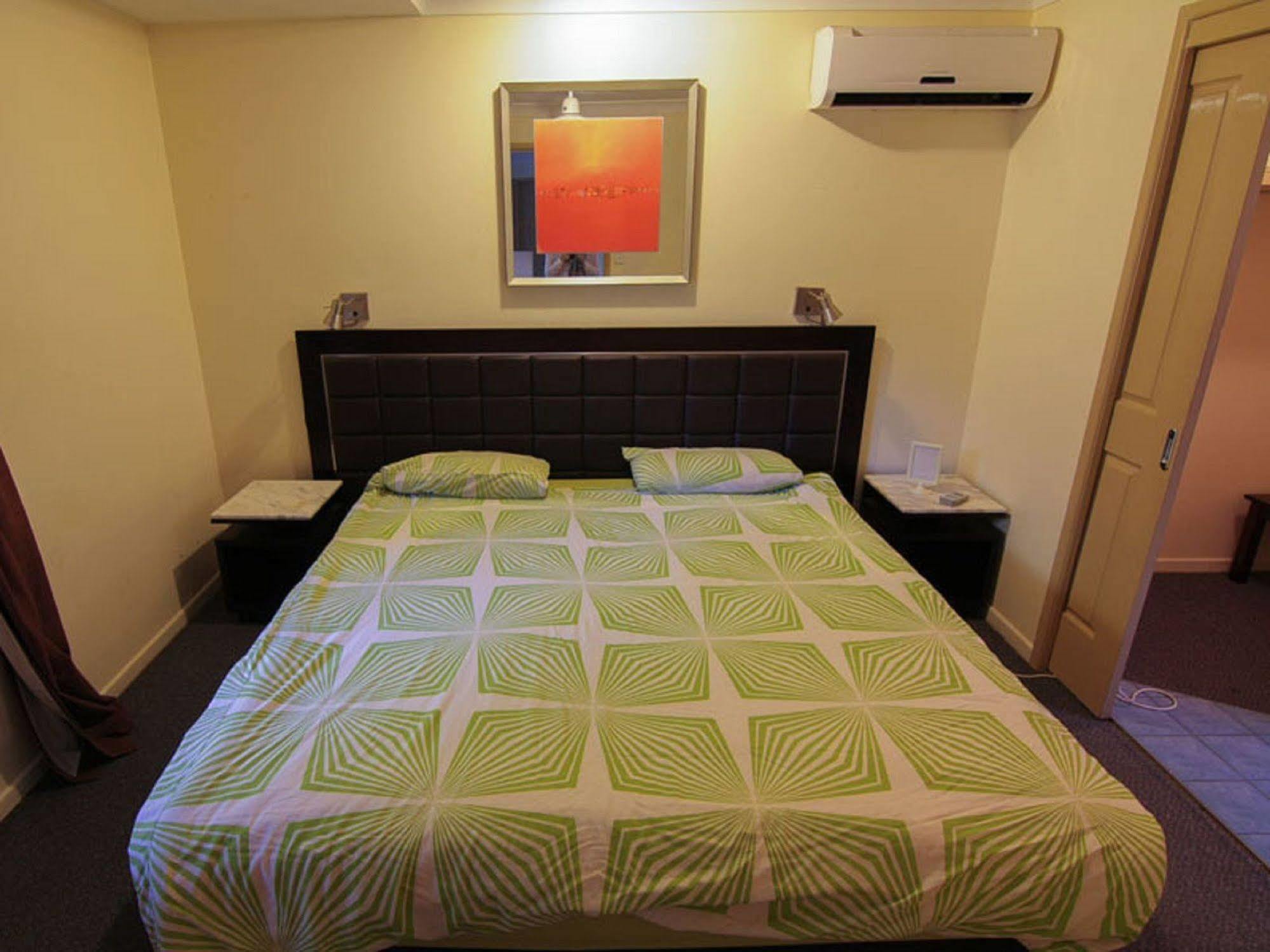 Sleeping Inn Backpackers Resort Gold Coast Bagian luar foto