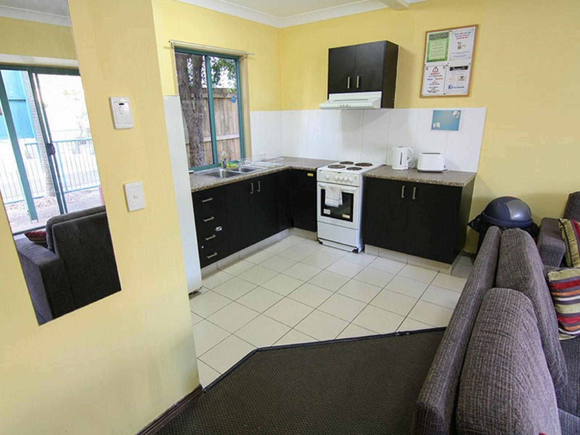 Sleeping Inn Backpackers Resort Gold Coast Bagian luar foto