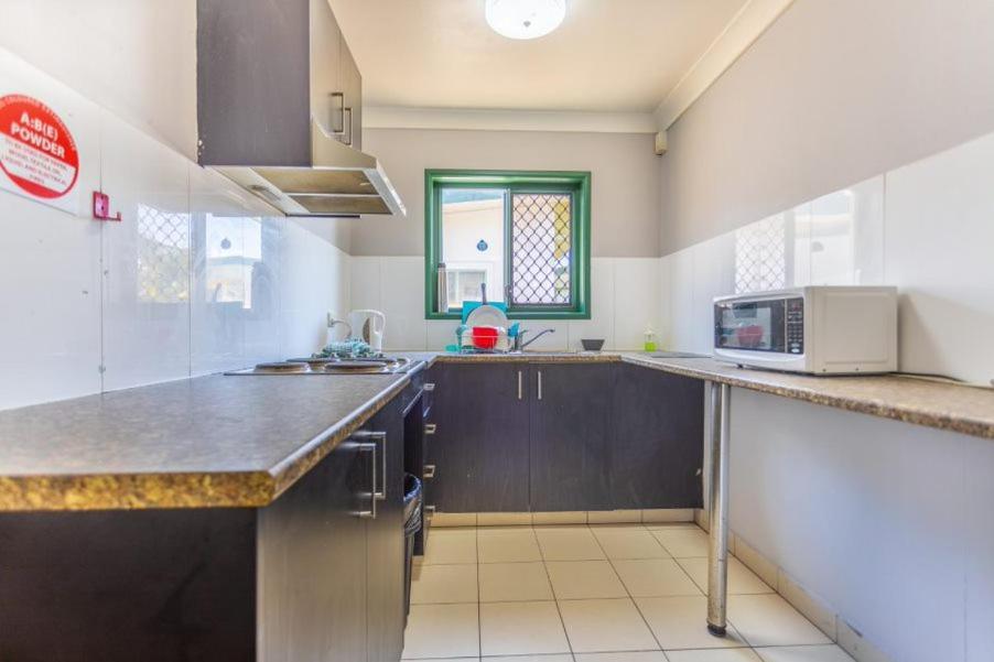Sleeping Inn Backpackers Resort Gold Coast Bagian luar foto