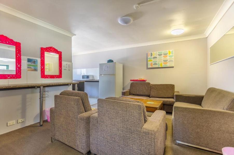 Sleeping Inn Backpackers Resort Gold Coast Bagian luar foto